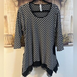 Black and White Geometric Scoop Neck Handkerchief Tunic - Women
